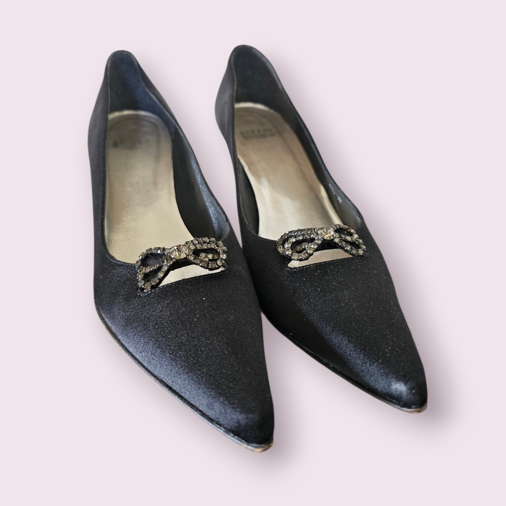 Stuart Weitzmanโ Elegant Black Pointed Toe Satin Shoes with Embellished Bow 8.5N